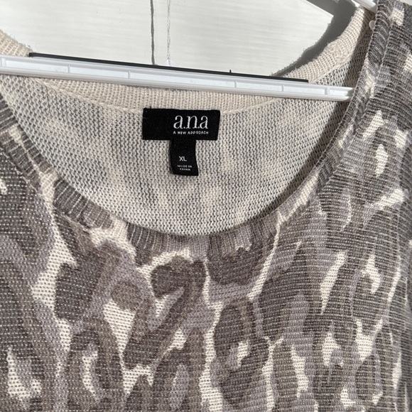 Sweater a.n.a. Light weight Gray Animal Print EUC size: XL - Picture 2 of 2